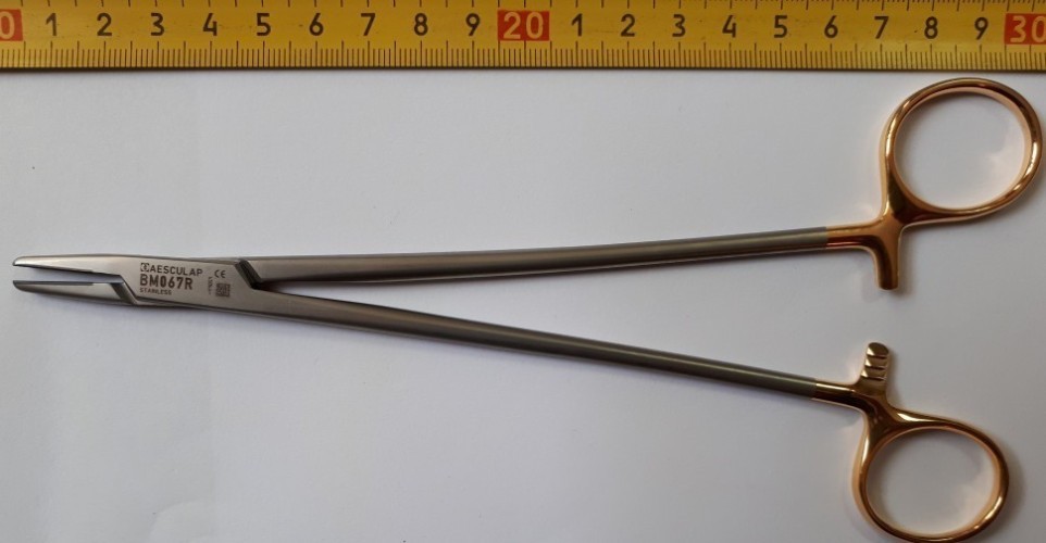 Иглодержатель голкотримач ТВС Аэскулап (Aesculap) BM067R (BM067 поверхность блестящая) твердосплавный, с позолоченными ручками. Длина 200 мм